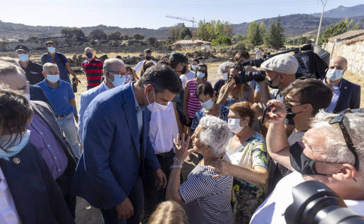 El presidente del Gobierno, Pedro Sánchez, visita las zonas afectadas por el incendio en la provincia de Ávila.