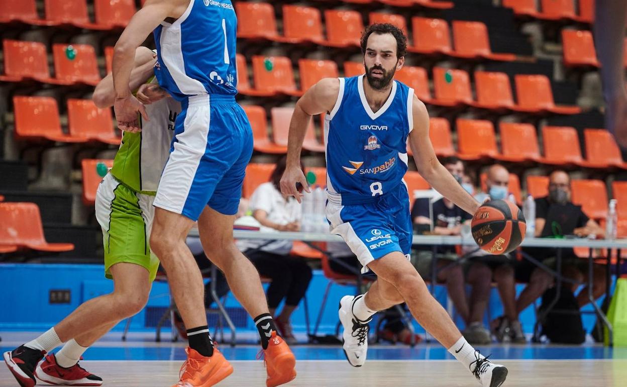 Vitor Benite, con el balón, en una jugada del partido contra el Fuenlabrada.