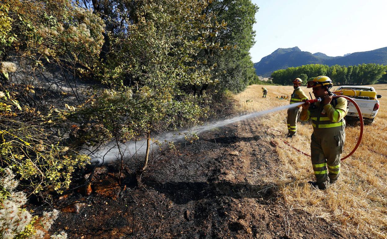 Los bomberos sofocan el incendio que ha afectado a las líneas del tren entre Pancorbo y Miranda.