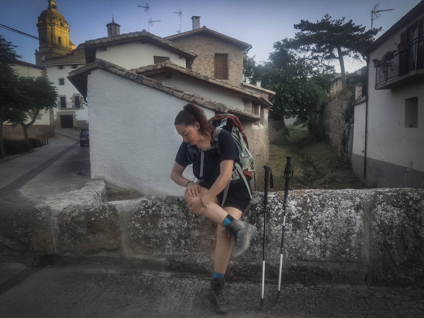 La alsaciana Marie se palpa la rodilla tras sufrir un pequeño tirón a la entrada de Mañeru.