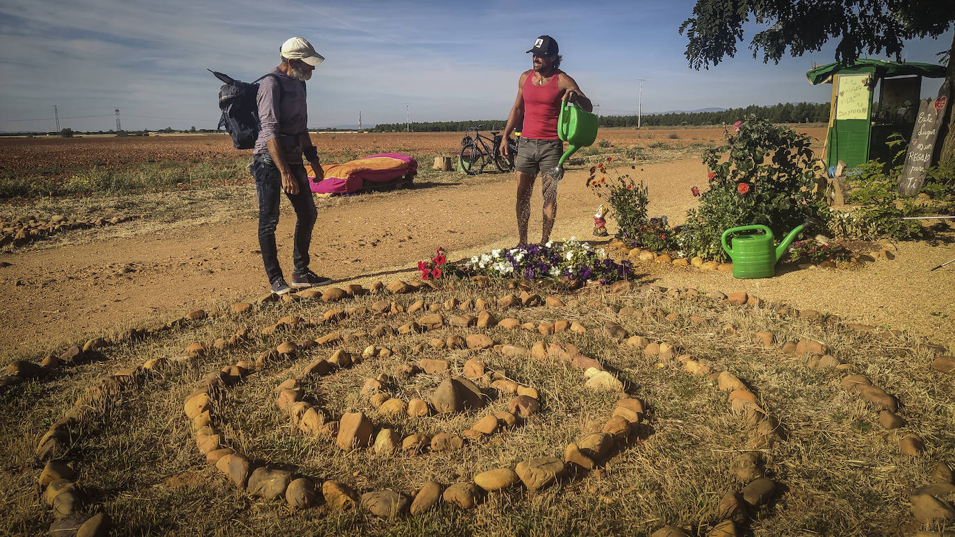 David Vidal, en la imagen a la derecha, es otra celebridad del Camino. A las puertas de Astorga recibe a los peregrinos con una mesa repleta de frutas y un trago de agua con limón. Quien lo desea le deja un donativo y quien lo necesita… se lo lleva. No pide explicaciones a nadie. 