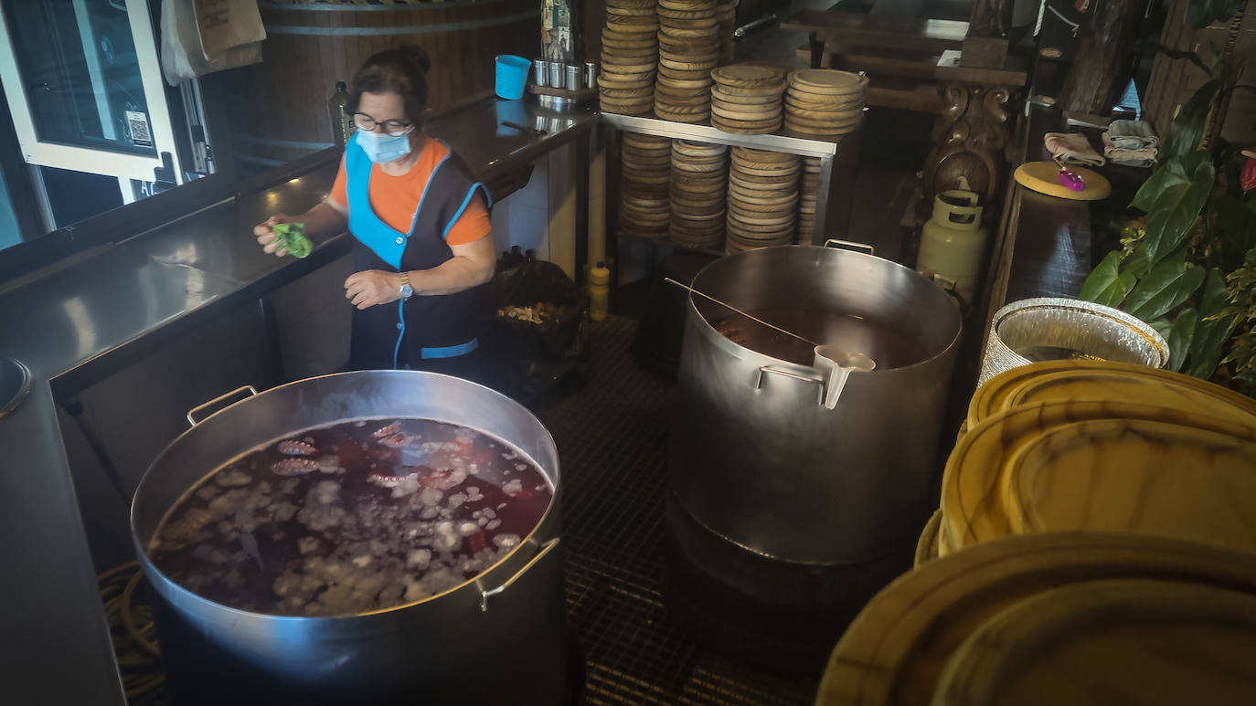 Melide es lugar de parada y fonda. Desde los primeros compases del Camino oyes decir a los más veteranos que a este pueblo se viene a comer el mejor pulpo de la ruta, y sus habitantes parecen empecinados en demostrarte que es así. Ezequiel, a Garnacha… Las ollas aquí trabajan a destajo.