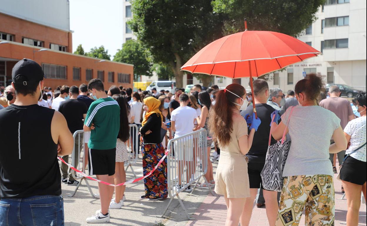 Vacunación en el polideportivo de la UBU de jóvenes.