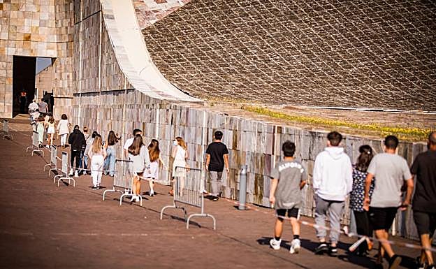 Fila de adolescentes de 12 y 13 años para vacunarse en Santiago.