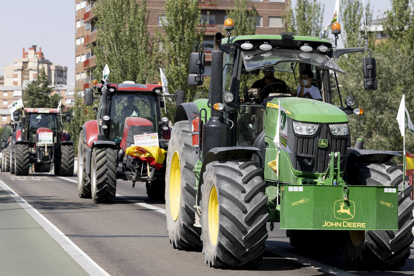 Tractores y turismos, en la caravana de protesta por Valladolid. 