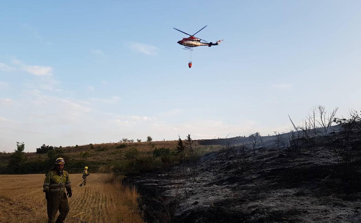 Incendio forestal en los alrededores de una fábrica de explosivos en Páramo de MAsa