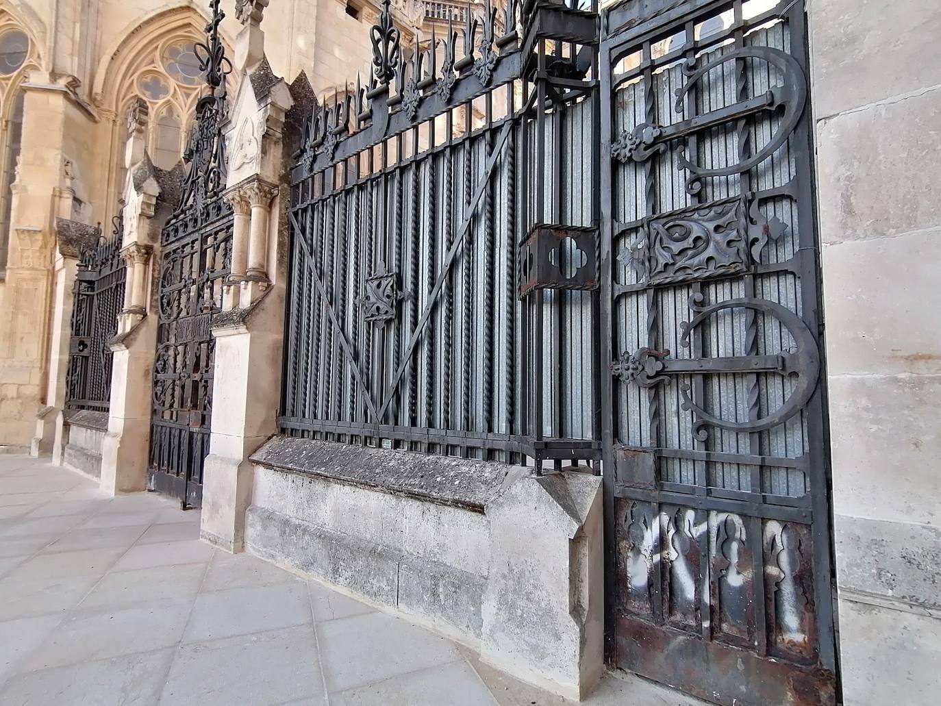 Fotos: Desperfectos y pintadas en la Catedral de Burgos