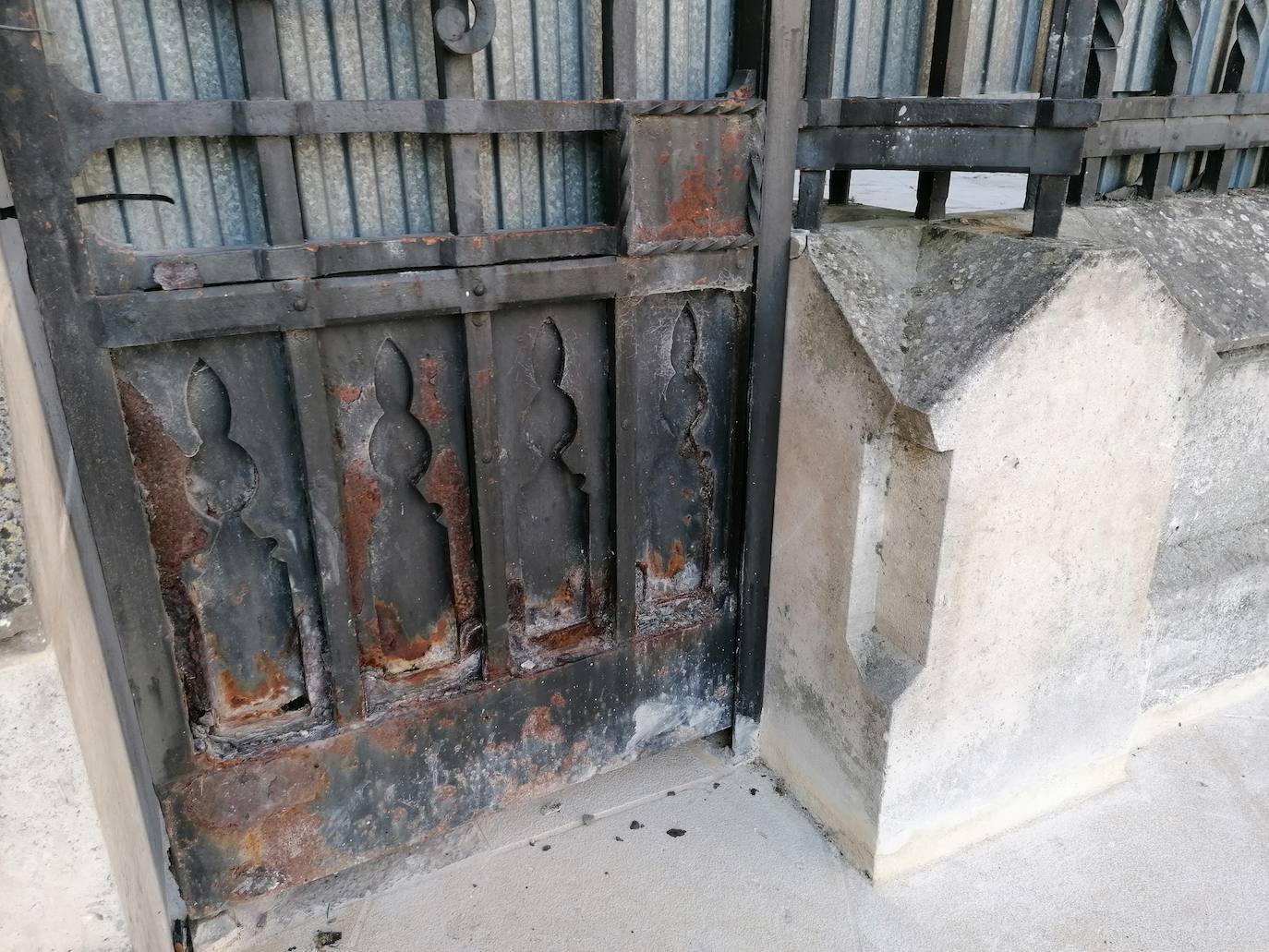 Fotos: Desperfectos y pintadas en la Catedral de Burgos