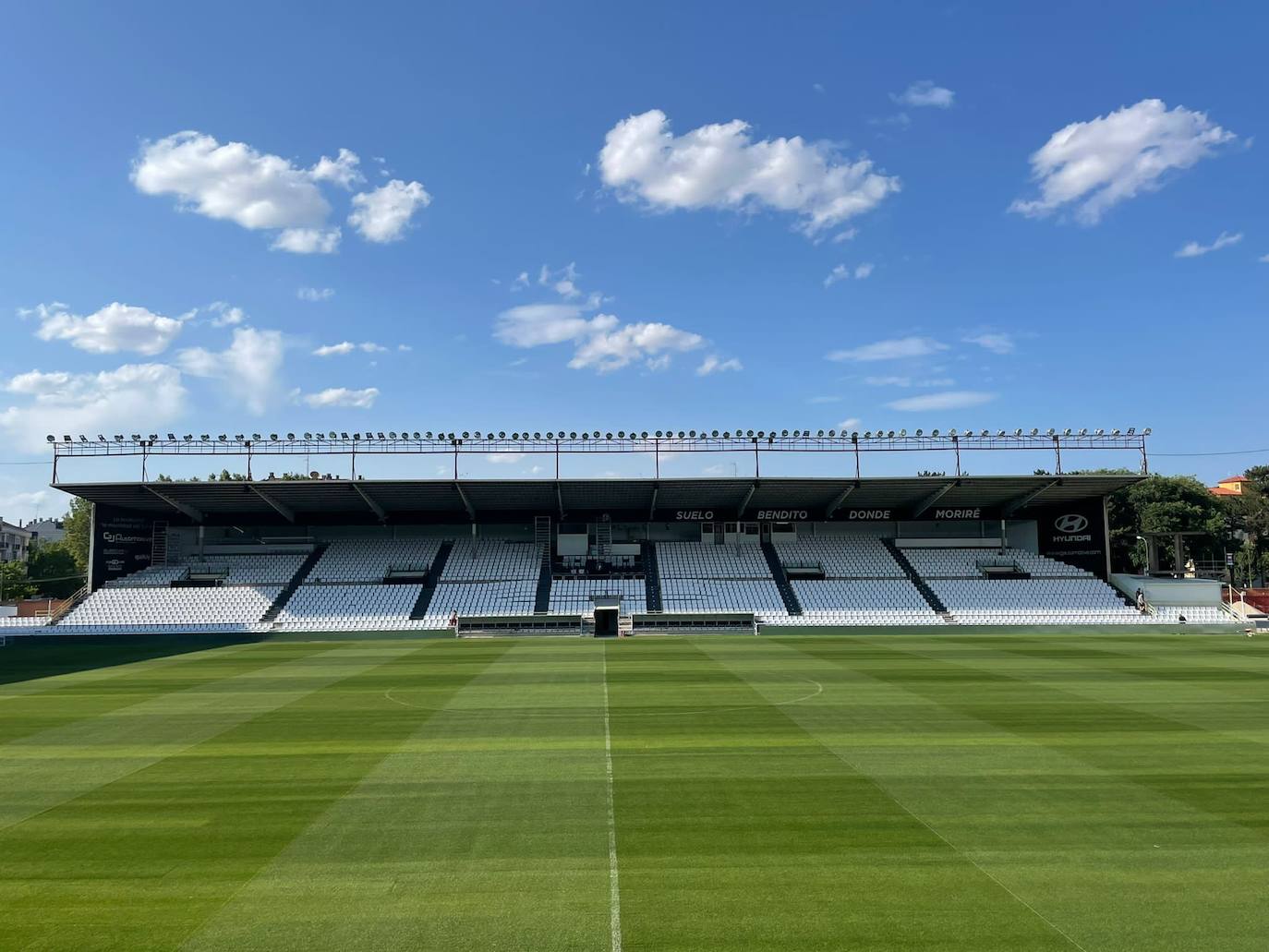 El club remodela el estadio para afrontar el reto del fútbol profesional.