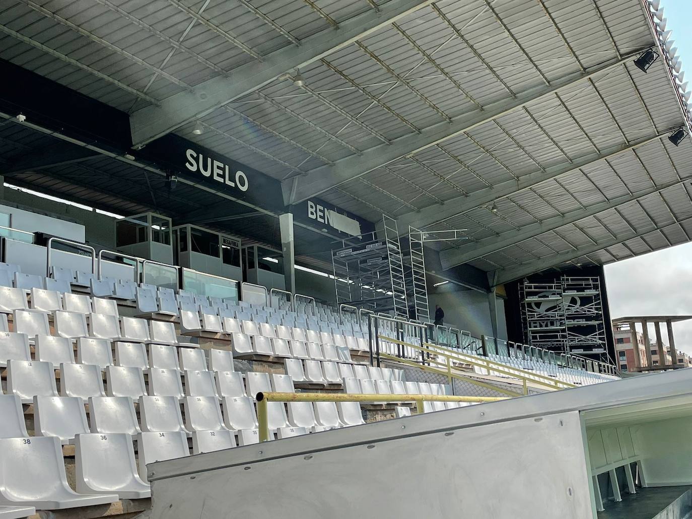 El club remodela el estadio para afrontar el reto del fútbol profesional.