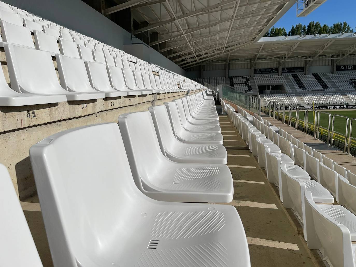 El club remodela el estadio para afrontar el reto del fútbol profesional.