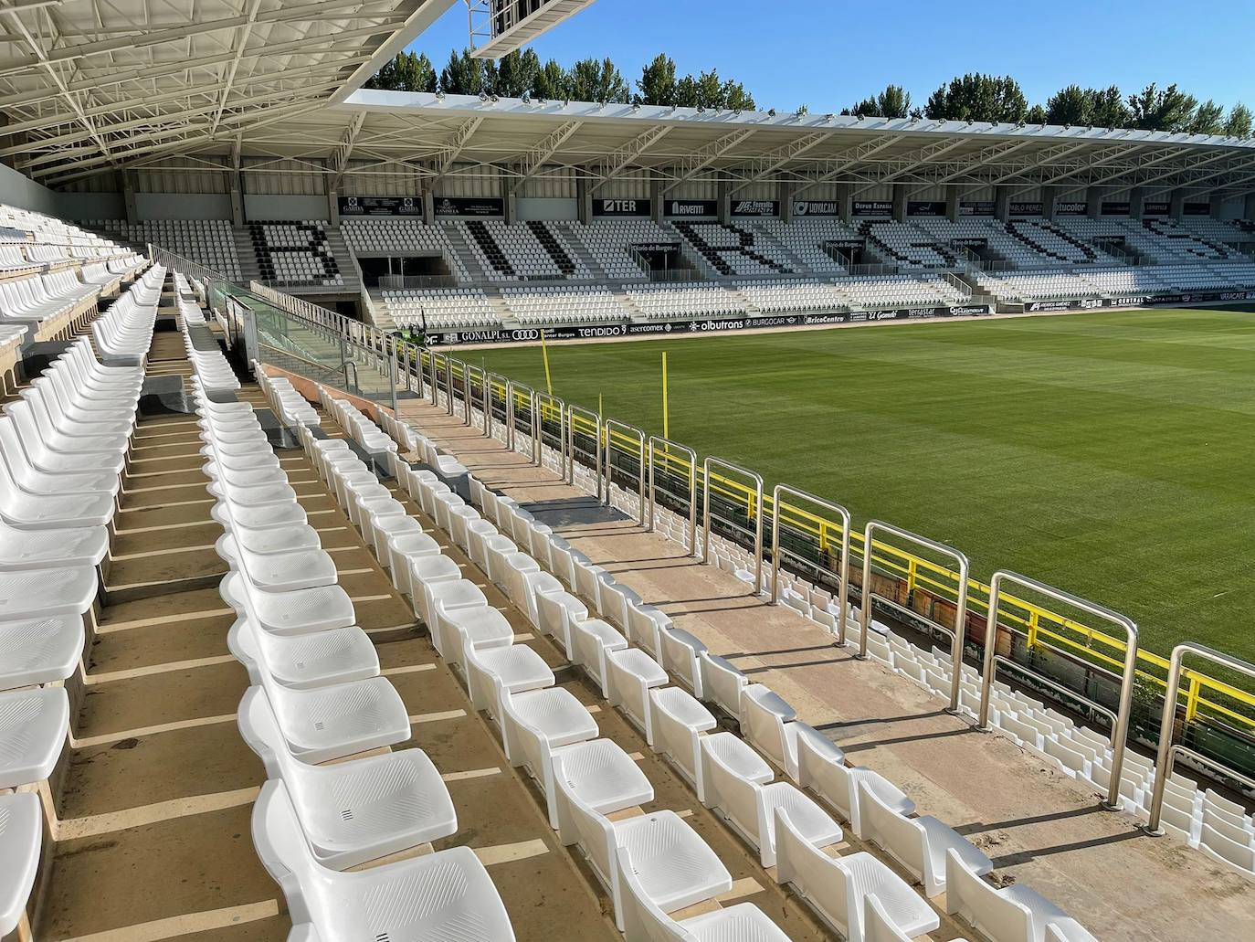 El club remodela el estadio para afrontar el reto del fútbol profesional.