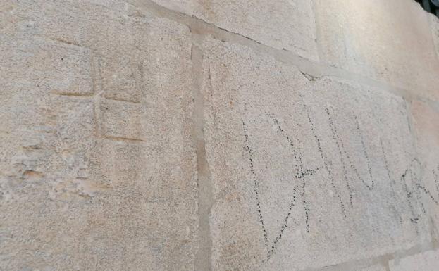 En un lateral de la Catedral hay grabada una cruz gamada y varias pintadas.