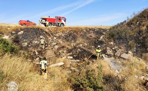 Las escombreras ilegales dificultan la extinción de un fuego en Cortes