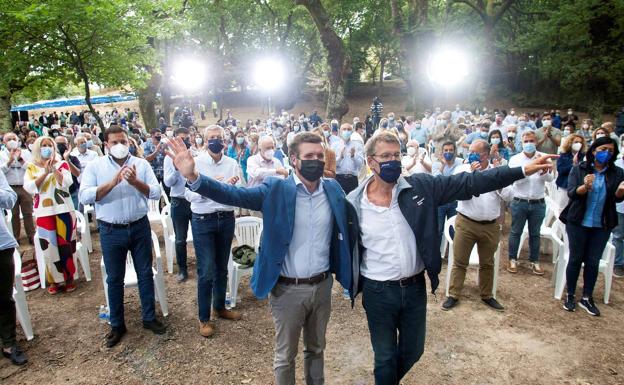 Casado y Feijóo, durante el acto político.