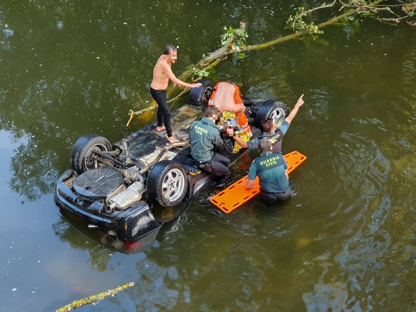 Fotos: Así ha sido el rescate del joven que cayó con su turismo al río Nela