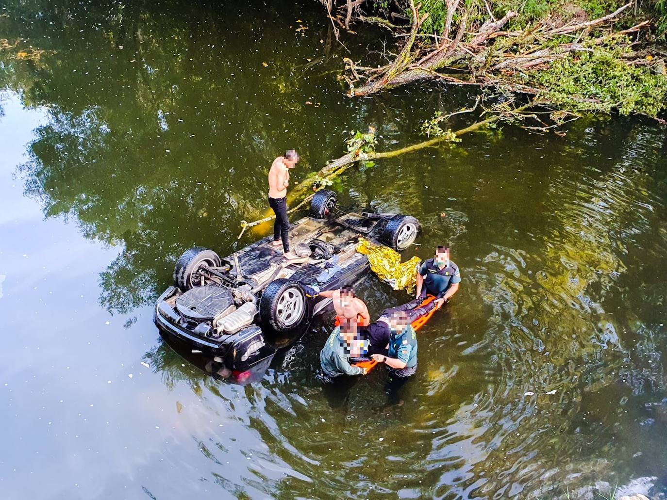 Fotos: Así ha sido el rescate del joven que cayó con su turismo al río Nela