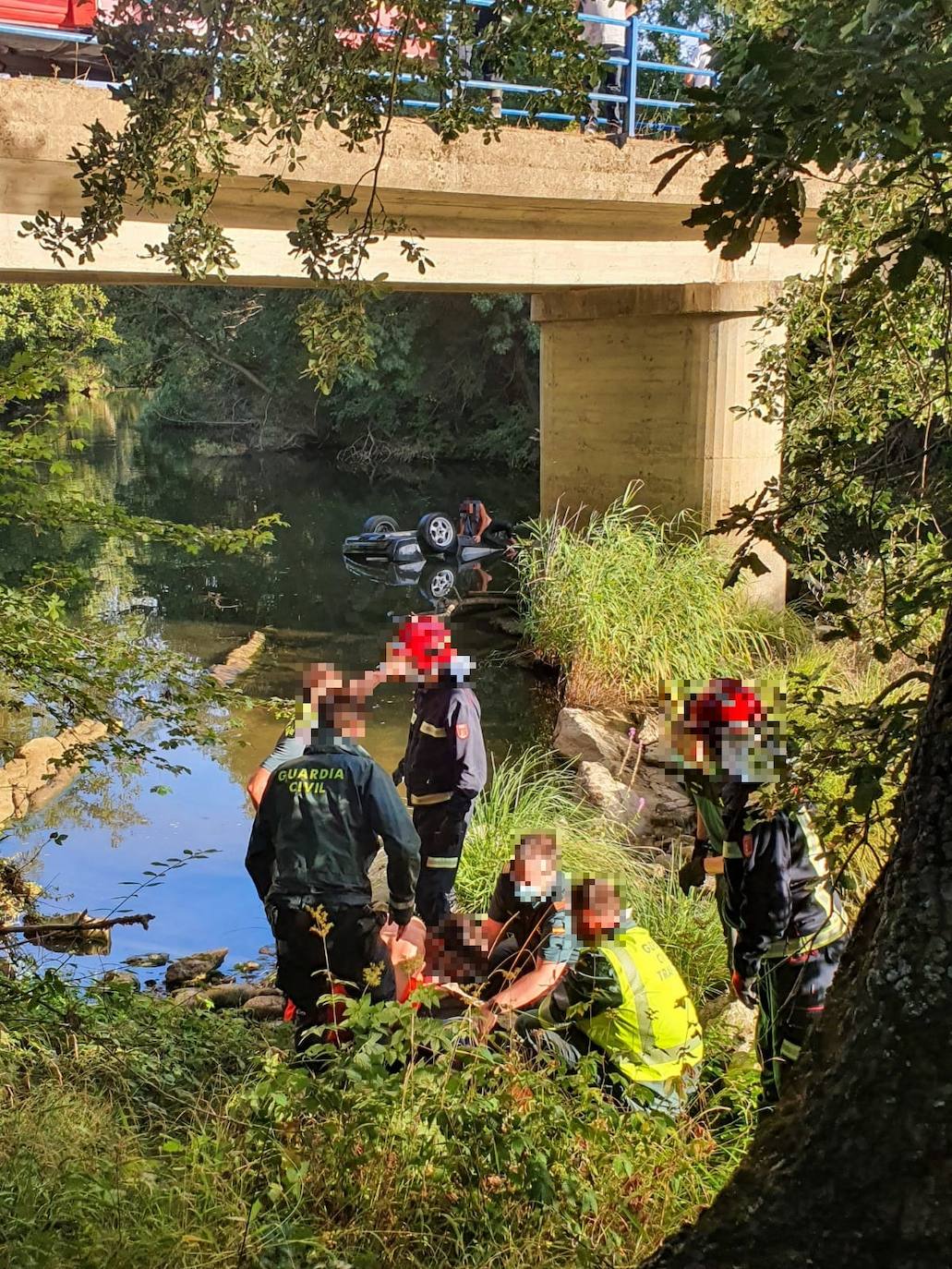 Fotos: Así ha sido el rescate del joven que cayó con su turismo al río Nela