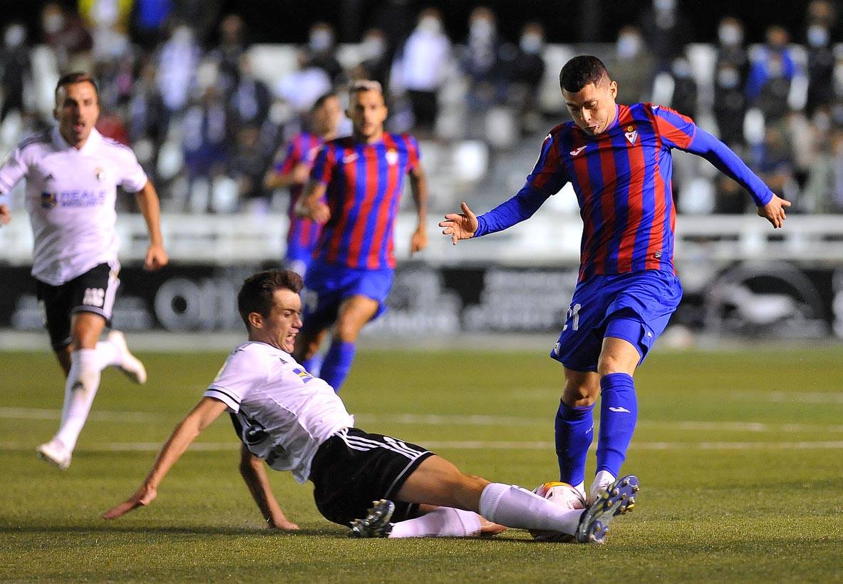 Fotos: Imágenes del Burgos CF - Eibar en El Plantío