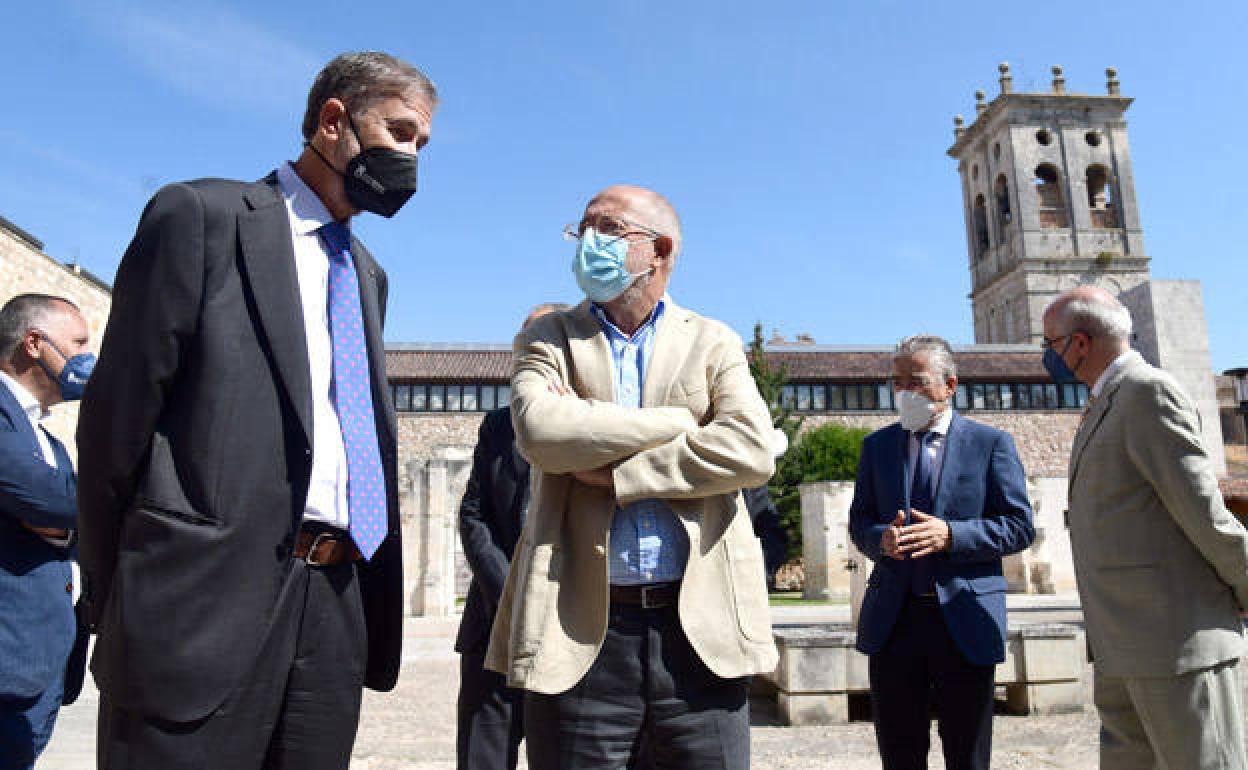 Francisco Igea (centro) con el rector de la Universidad de Burgos, Manuel Pérez Mateos