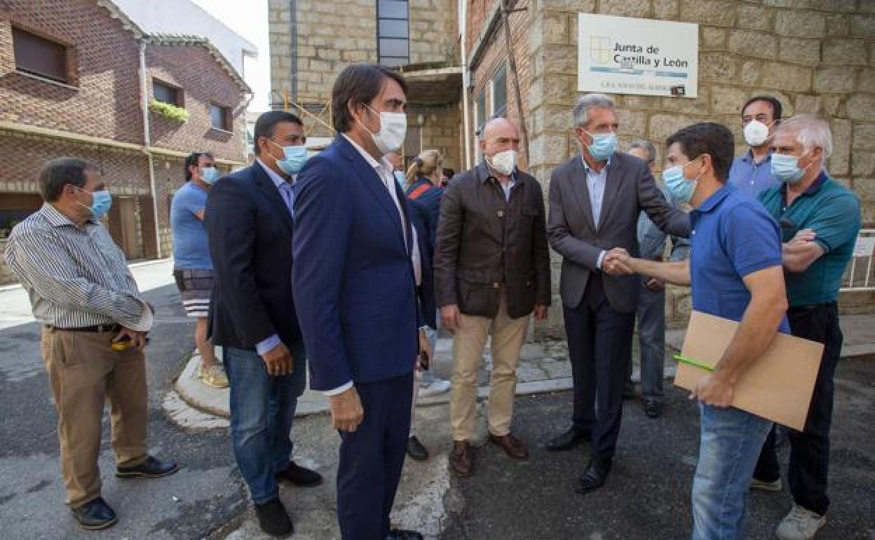 Los consejeros de Fomento y Medio Ambiente y Agricultura, Ganadería y Desarrollo Rural en Navalmoral de la Sierra junto a alcaldes y representantes de las organizaciones agrarias.