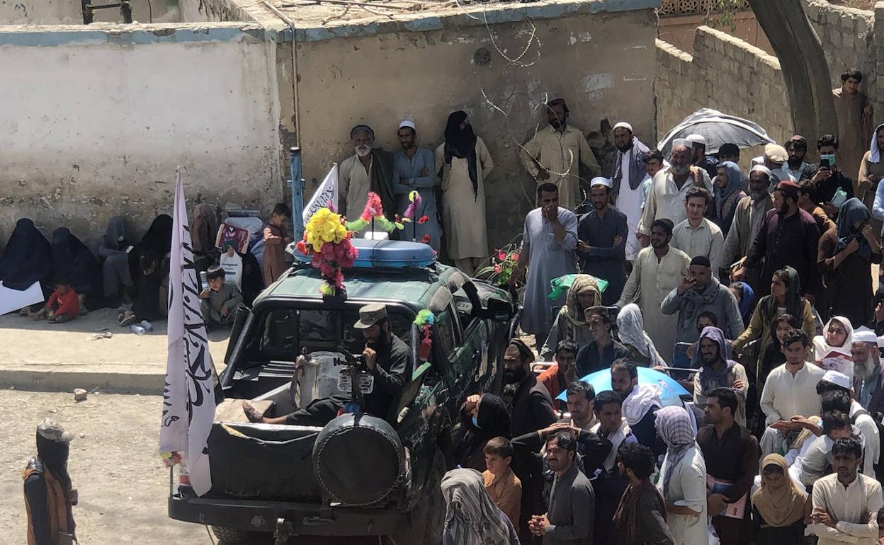 Grupos de personas se congregan en la frontera entre Afganistán y Pakistán.. 