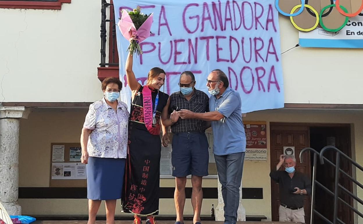 La waterpolista Beatriz Ortiz junto a sus abuelos y el alcalde de Puentedura. 