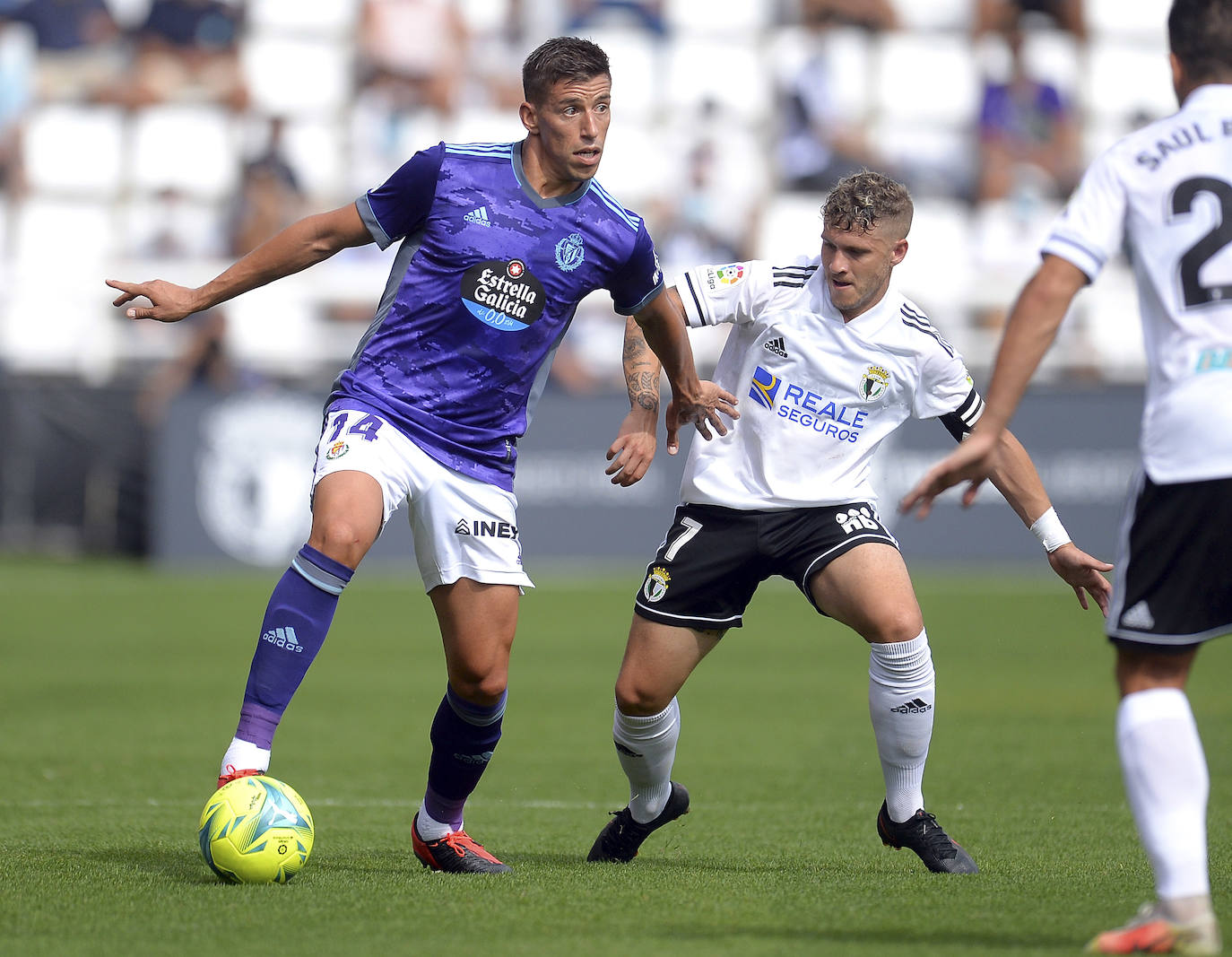 Fotos: El Burgos CF golea al Real Valladolid