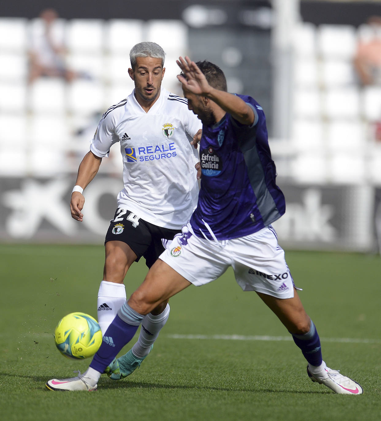 Fotos: El Burgos CF golea al Real Valladolid