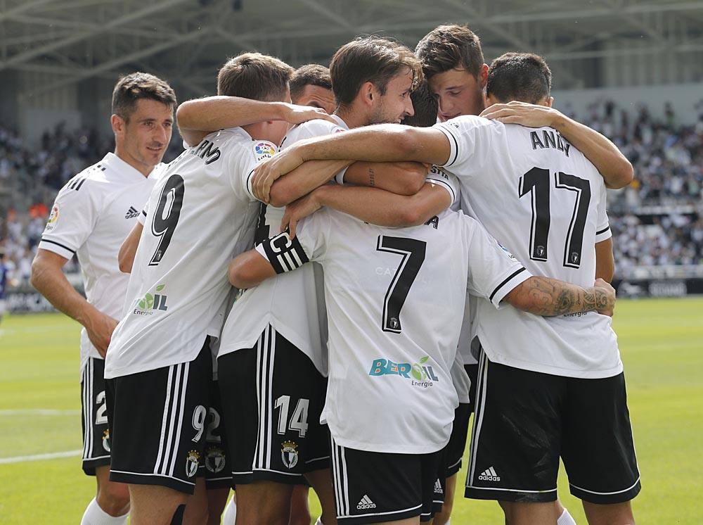 Fotos: El Burgos CF golea al Real Valladolid