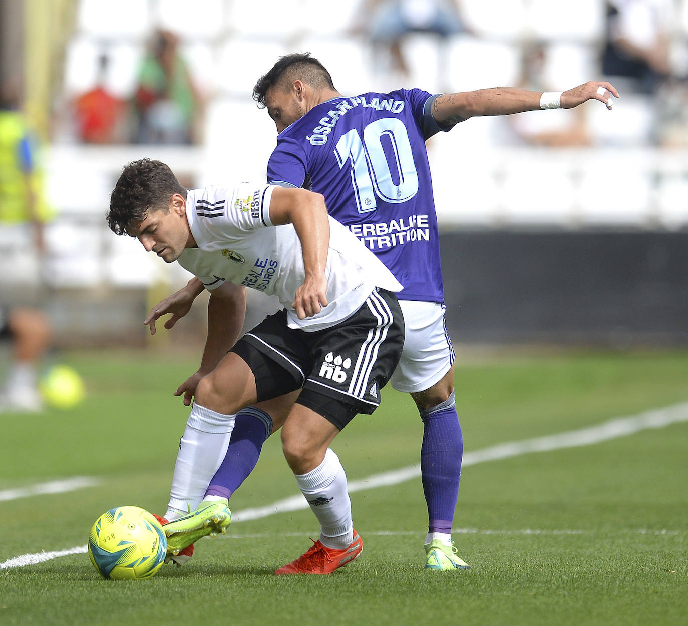 Fotos: El Burgos CF golea al Real Valladolid