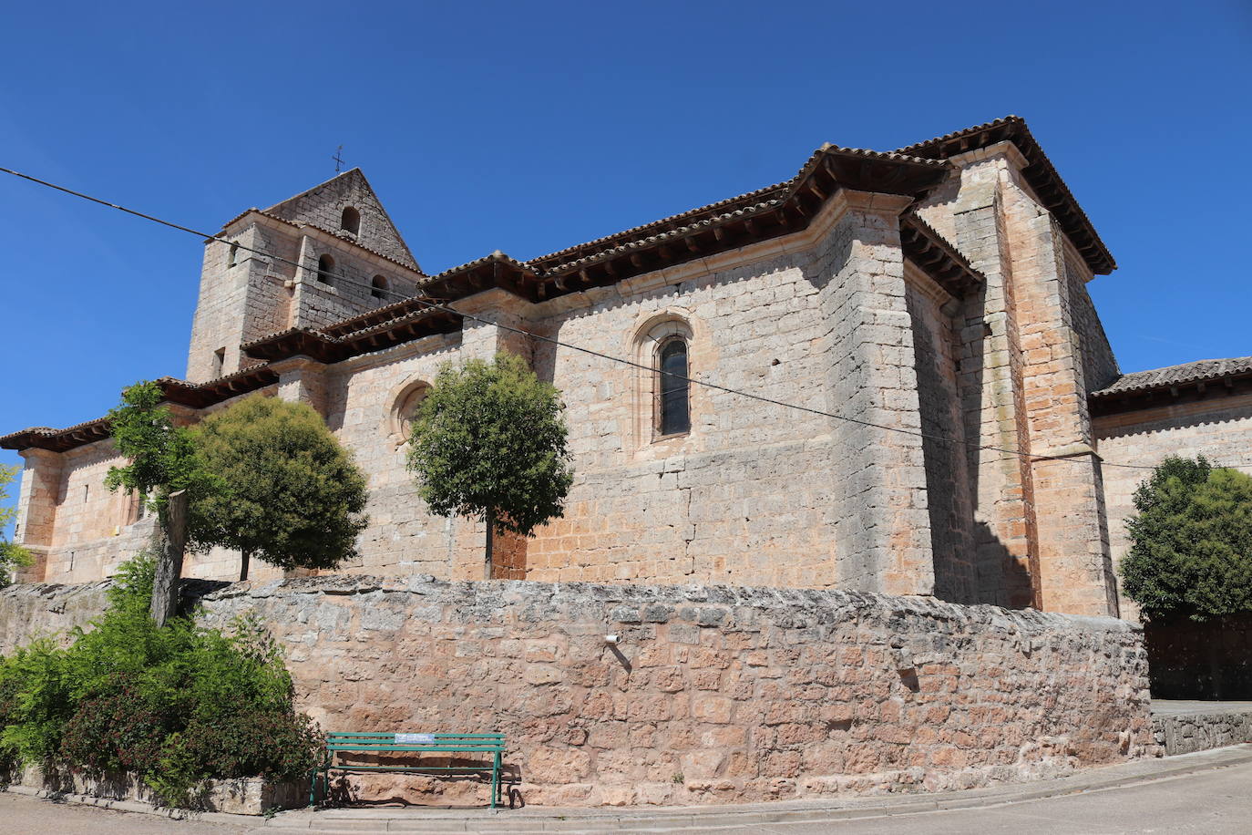 Abrazo a la iglesia de Mazuela. 