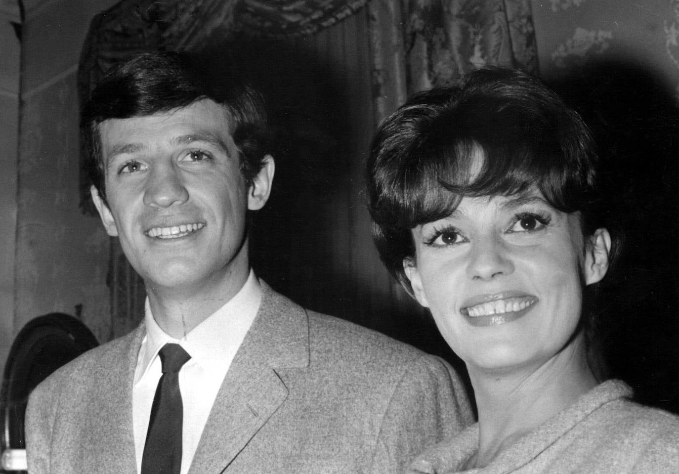 Jean-Paul Belmondo junto a la actriz francesa Jeanne Moreau, en 1963.