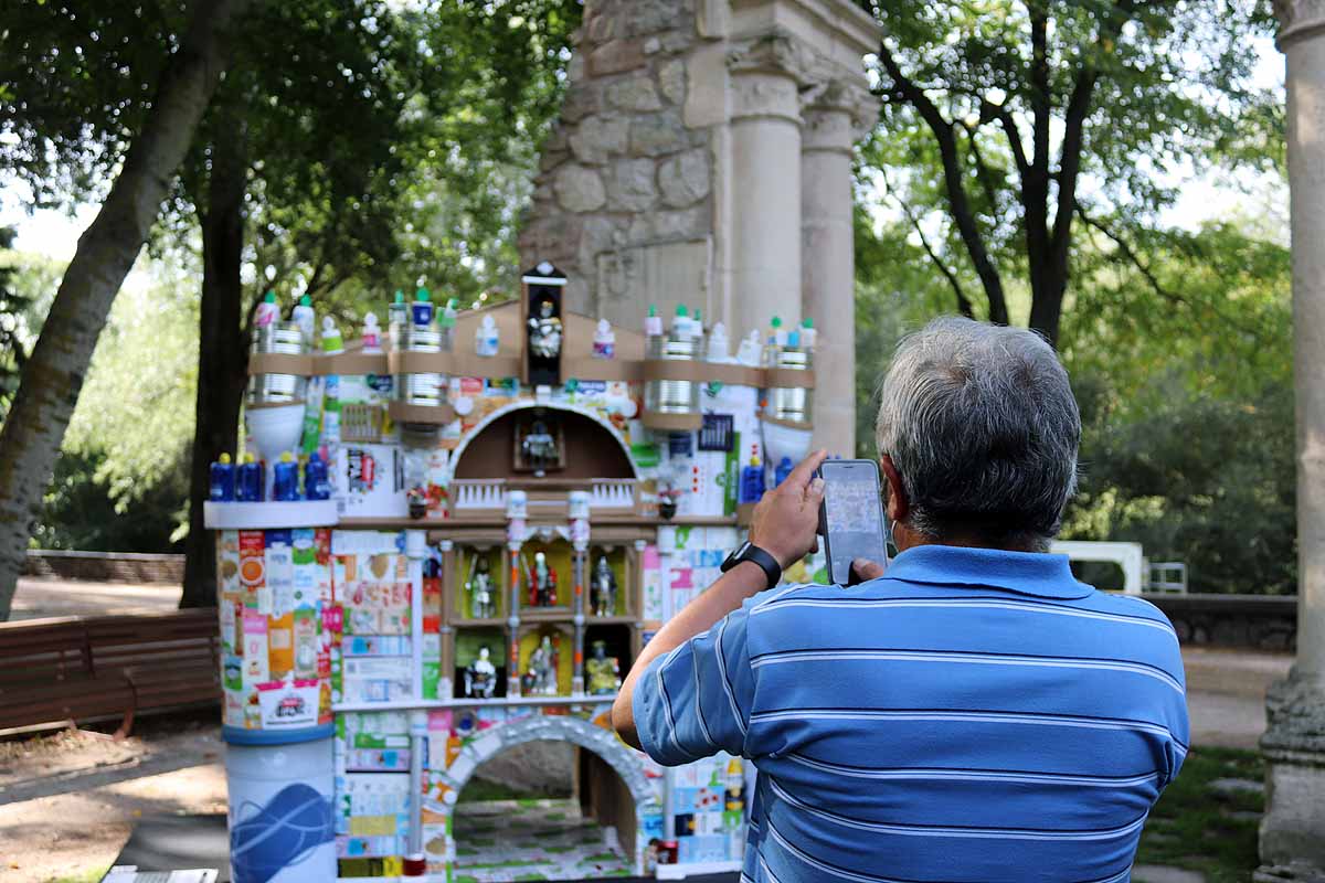 El parque de la Isla de Burgos acoge cinco esculturas realizadas con residuos de diversa naturaleza para concienciar sobre la reutilización de la basura. 