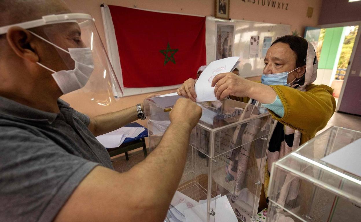 Una mujer vota en un colegio electoral de Rabat. 