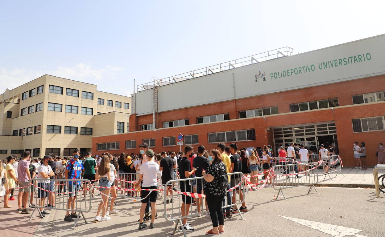 Colas de acceso al polideportivo de la UBU este verano en una vacunación masiva de jóvenes.