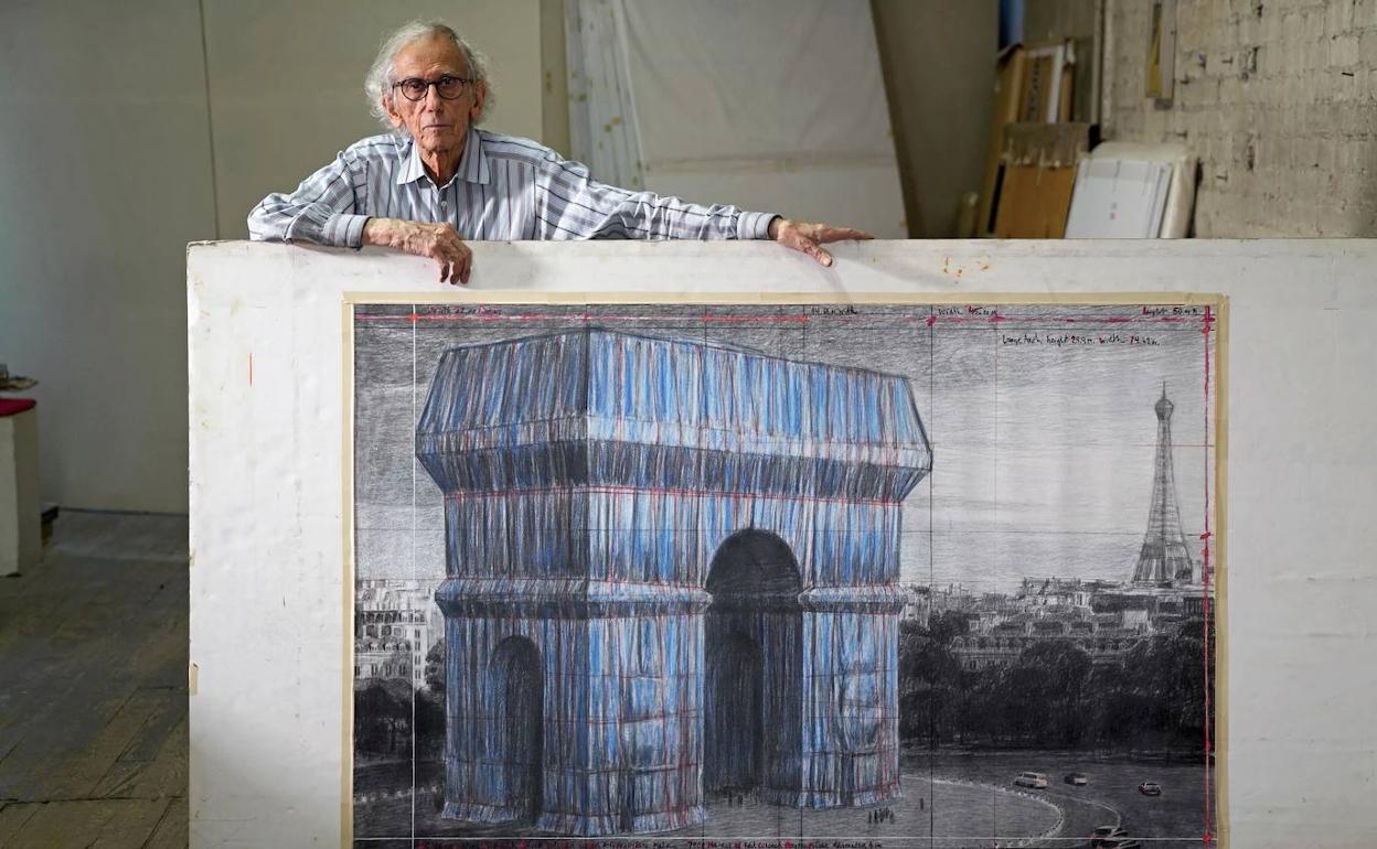 Christo, con un dibujo del proyecto que estuvo en su cabeza durante medio siglo.