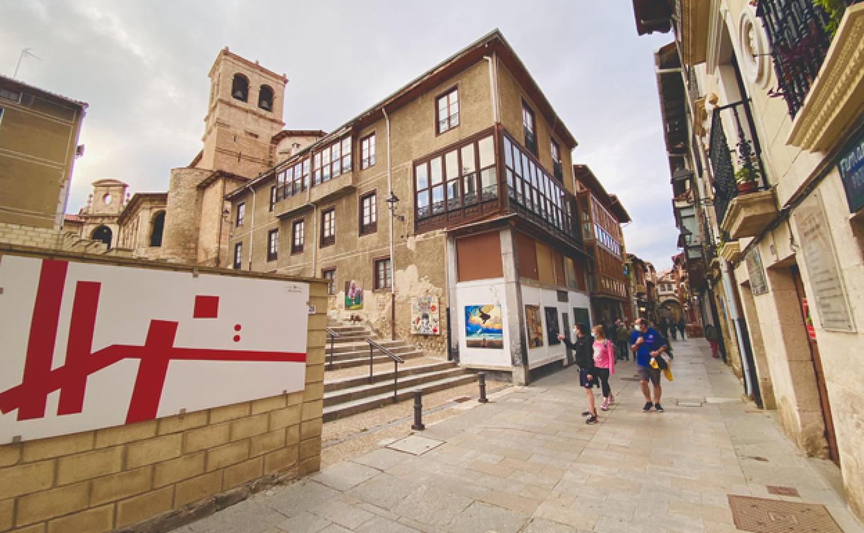 Turistas en las calles de Medina de Pomar. 