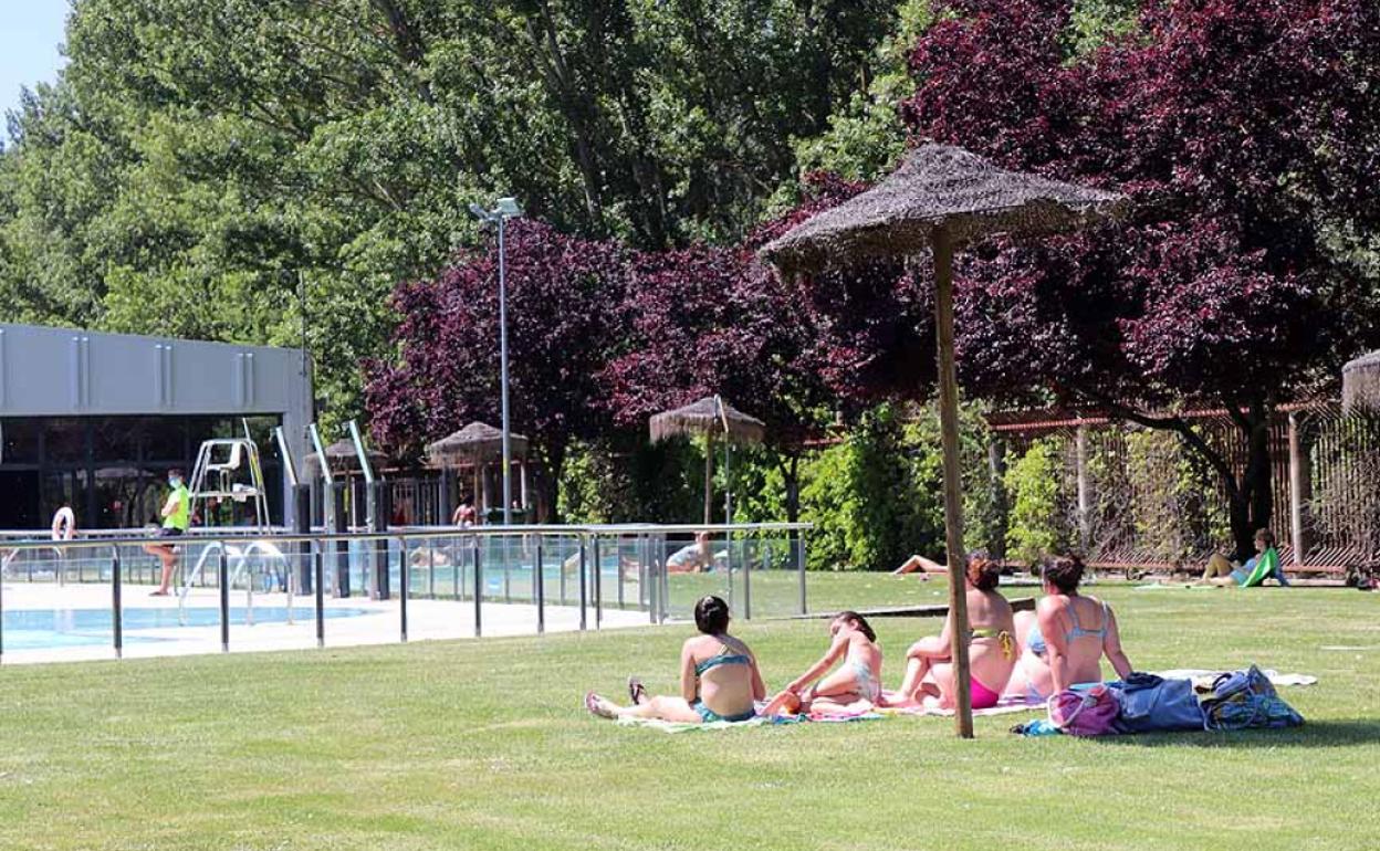 Bañistas en la piscina de San Amaro, el día de la apertura.