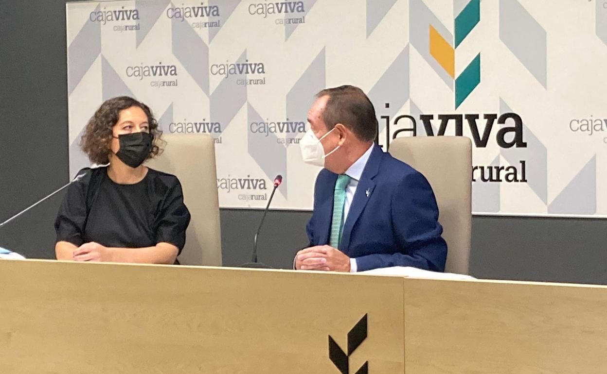 Rosalía Santaolalla, presidenta de los Periodistas de Burgos, y Ramón Sobremonte, director general de Caja Viva Caja Rural.