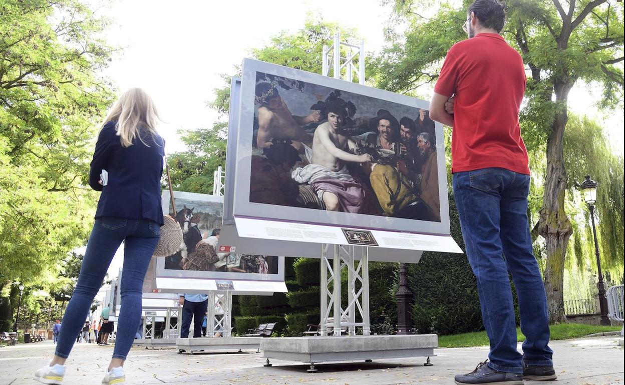 Dos personas presencian la recreación de 'Los borrachos' de Velázquez en Burgos.