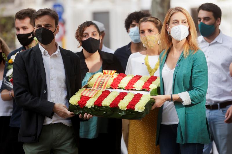 La presidenta de En Comú Podem en el Parlament, Jéssica Albiach, el líder de Unidas Podemos-En Comú Podem en el Congreso, Jaume Asens, y otros dirigentes de los comunes durante la ofrenda floral del Govern al monumento de Rafael Casanova.