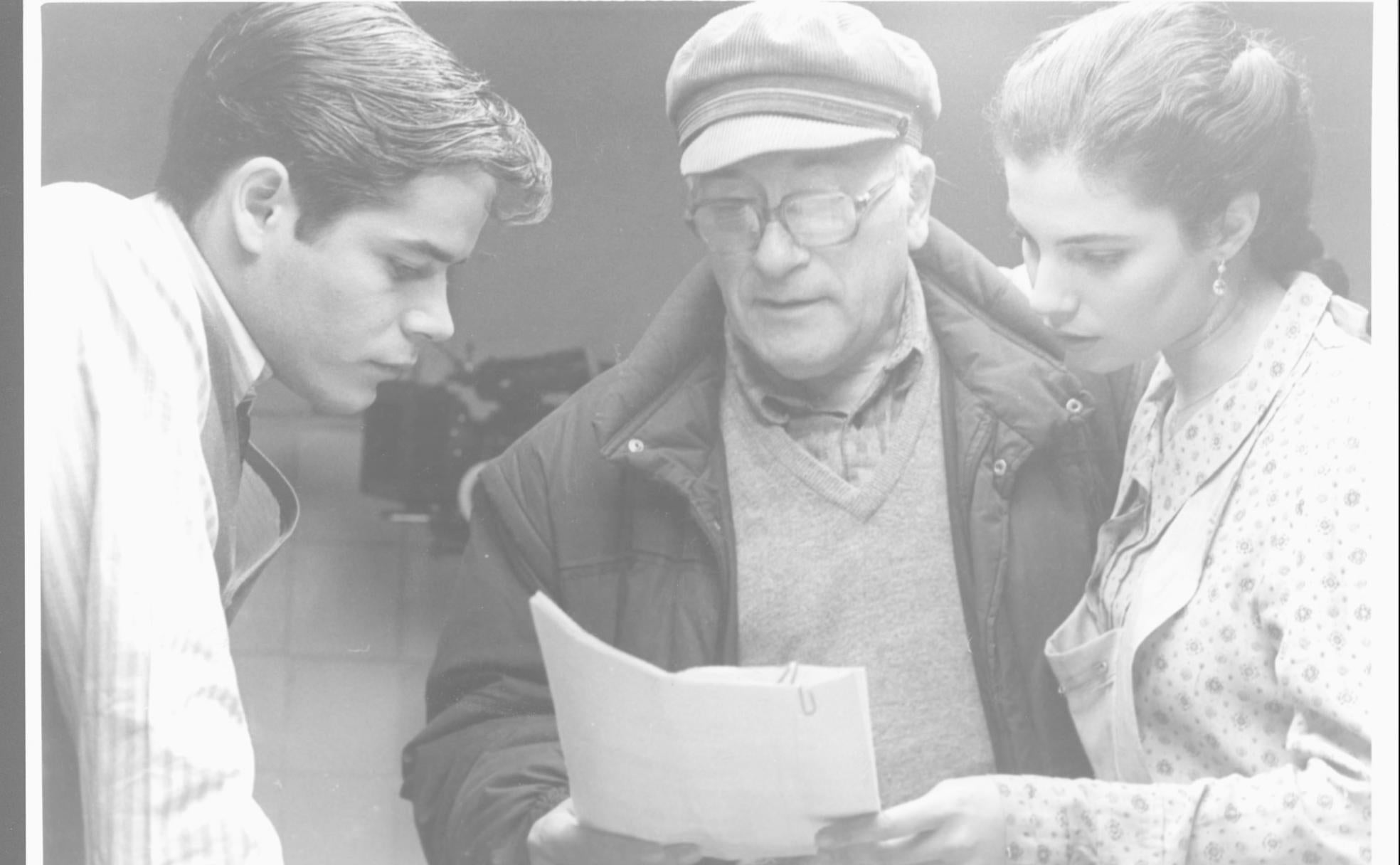 Jorge Sanz, Vicente Aranda y Maribel Verdú, en un momento del rodaje de la película Amantes.