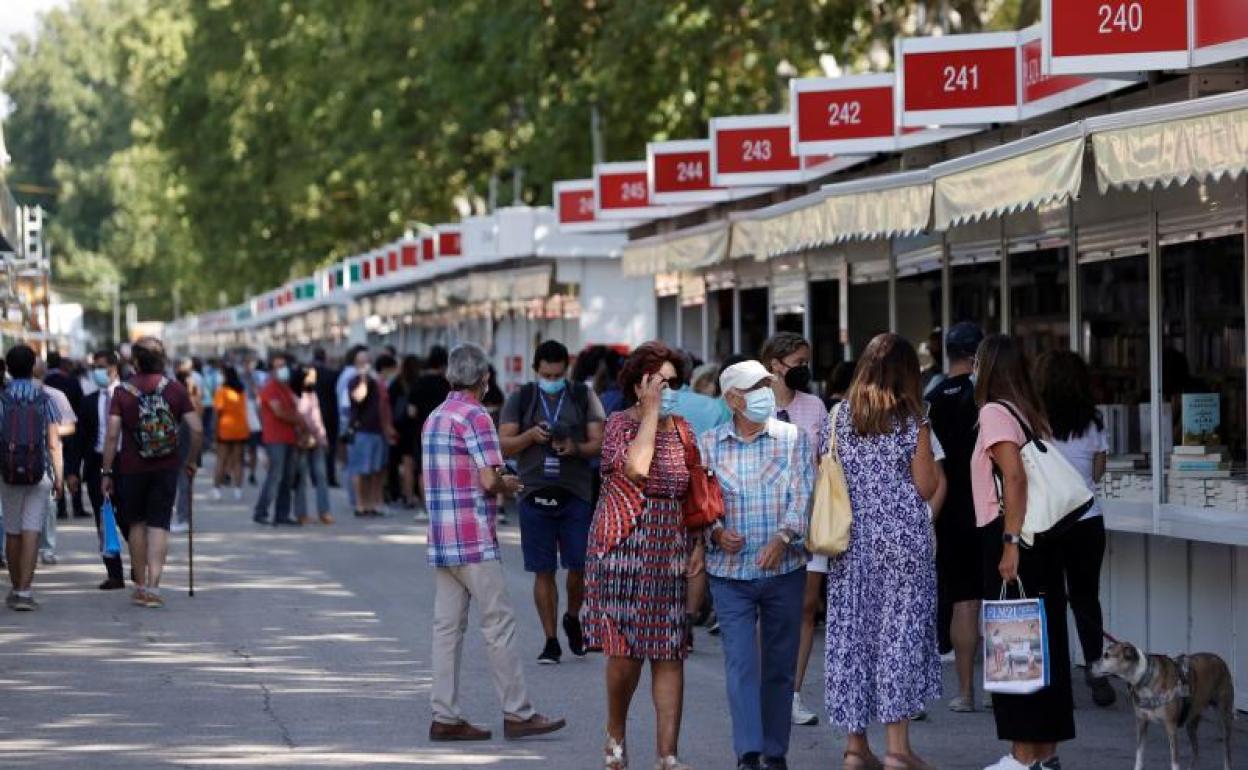 Varias personas visitan la Feria del Libro de Madrid 