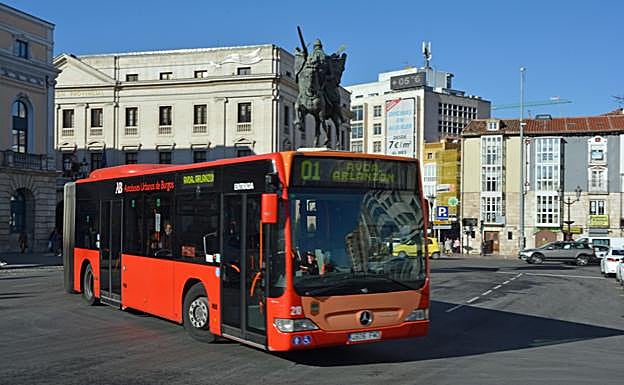 Un usuario en silla de ruedas denuncia que un conductor le impidió subir al bus urbano y le cerró la puerta 