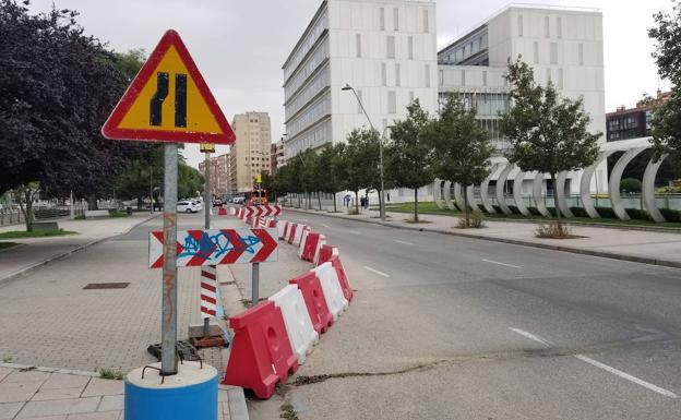 La calle tiene un carril cortado al tráfico por los hundimientos.