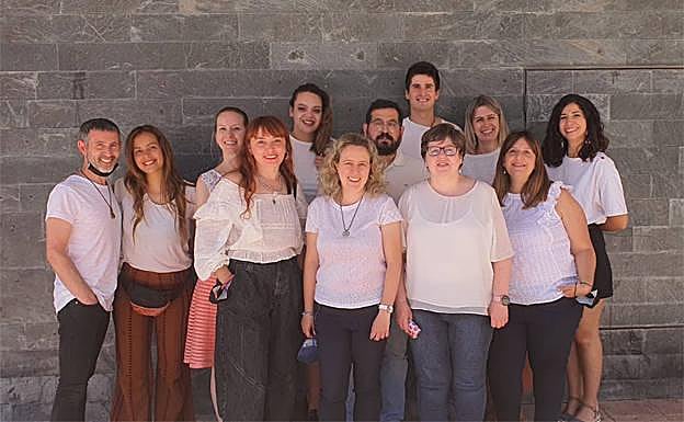 Imagen principal - Arriba el equipo de Idiomática; abajo, a la izquierda, una de sus aulas y a la derecha, las certificaciones oficiales de inglés que preparan. 