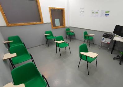 Imagen secundaria 1 - Arriba el equipo de Idiomática; abajo, a la izquierda, una de sus aulas y a la derecha, las certificaciones oficiales de inglés que preparan. 