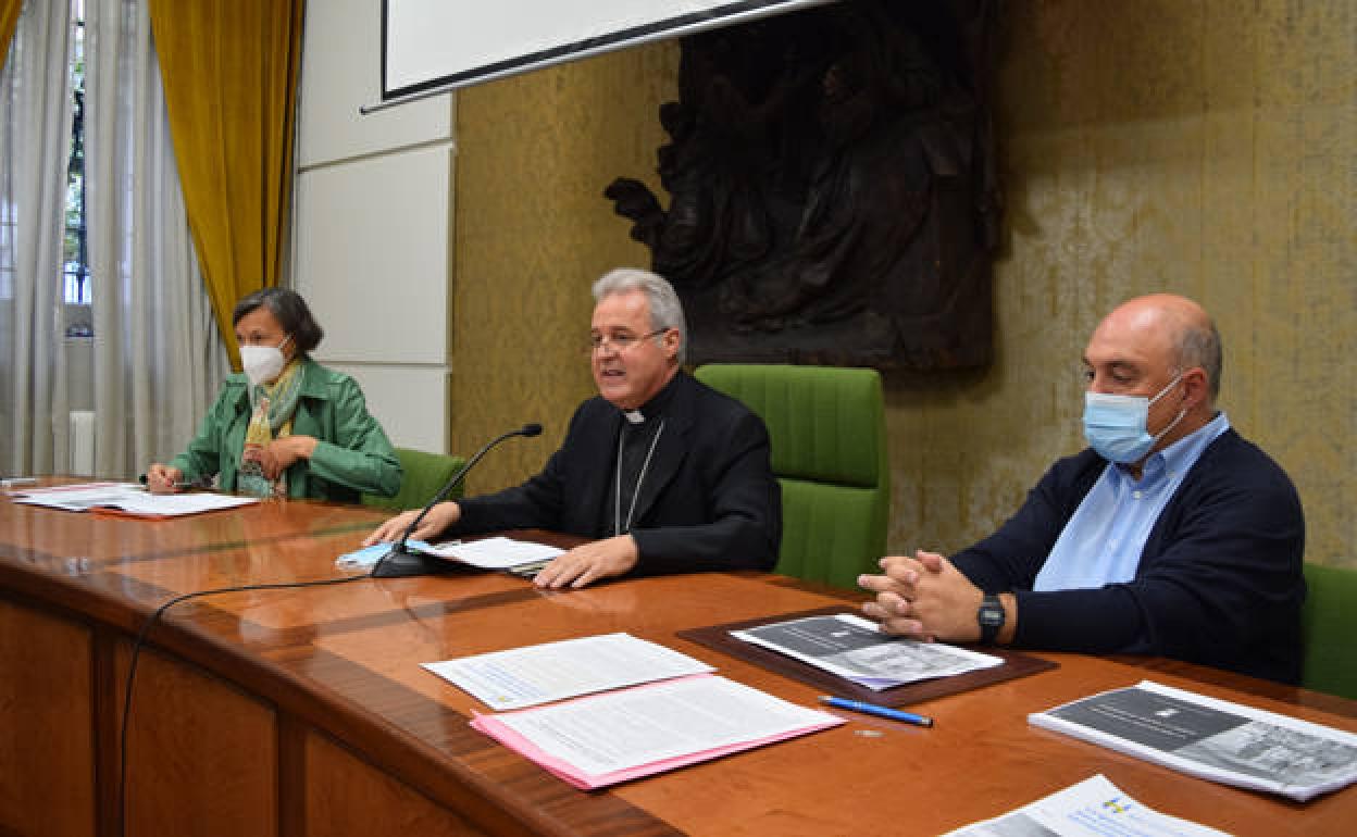 Presentación de la encuesta con Beatriz Núñez, profesora de Estadística Aplicada en la UBU; el arzobispo Mario Iceta (centro) y el vicario de pastoral, José Luis Lastra (dcha). 