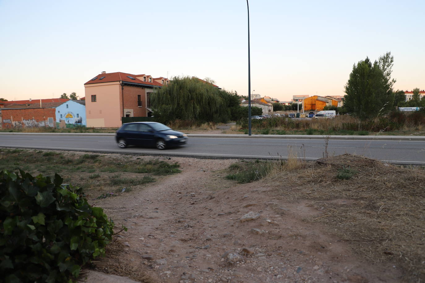 Vecinos de la calle Puente la Reina muestran su malestar por las escasas aceras en su zona.